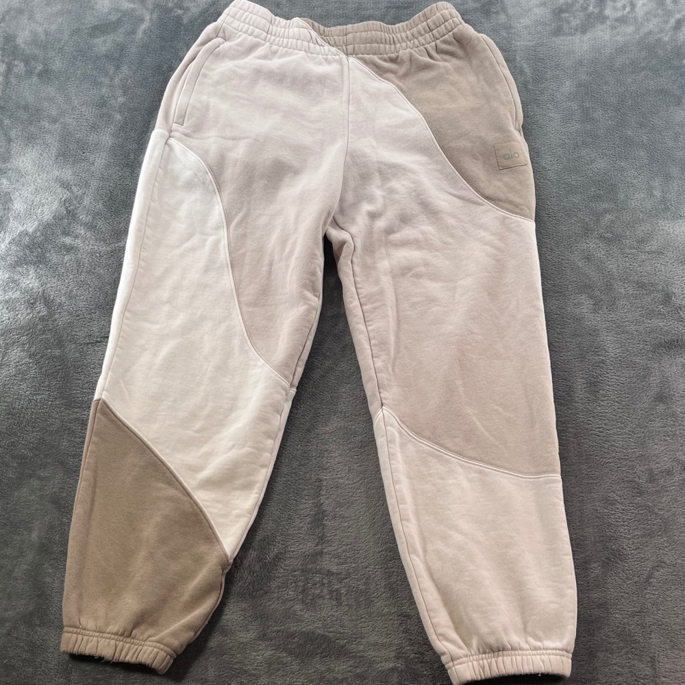 Alo Yoga Mens Colorblock Fleece Sweatpants Tan Beige Wavy Paneled‎ Joggers